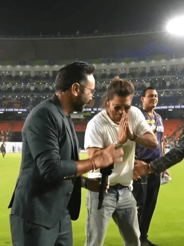 Shahrukh Khan apologized to commentators with his folded hands for interrupting a live broadcast camera