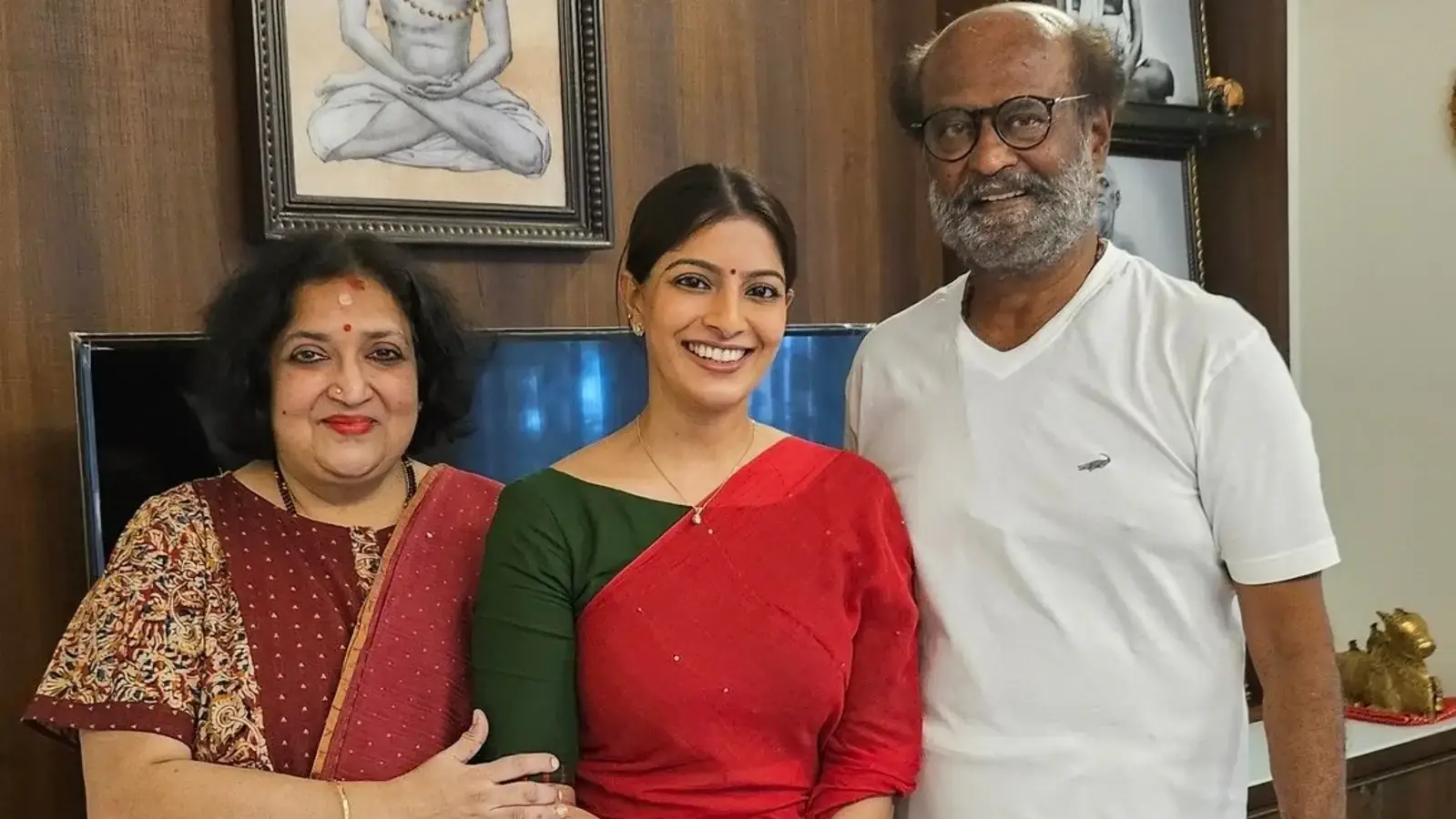 Varalaxmi Sarathkumar invite’s Rajnikanth with family for theWedding